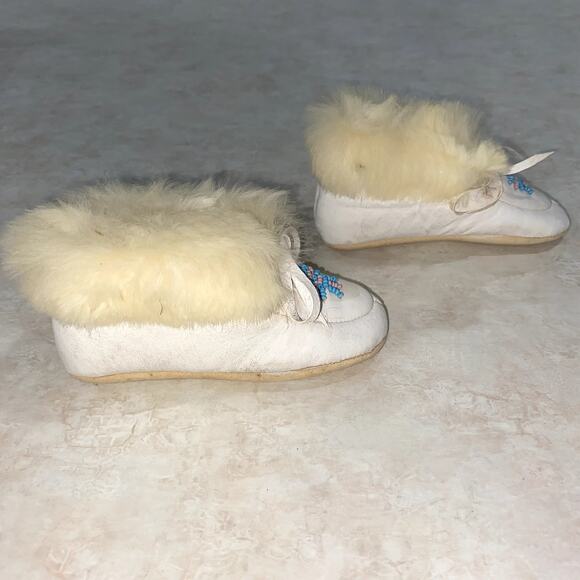 Vintage 1948 Minnehaha Moccasin baby slippers w/ white leather & rabbit fur trim - Picture 3 of 11